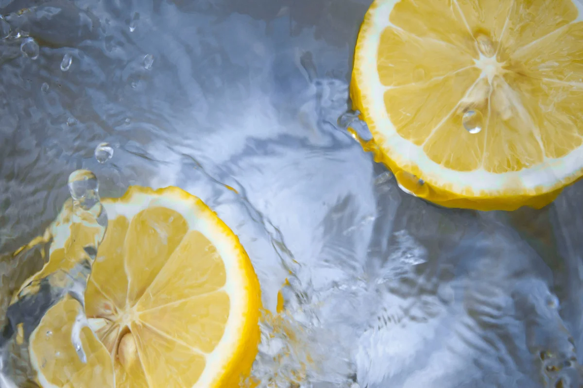 Huile essentielle de citron : usages, dosage et piège du soleil